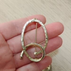 Elegant Gold Brooch Set Of 4